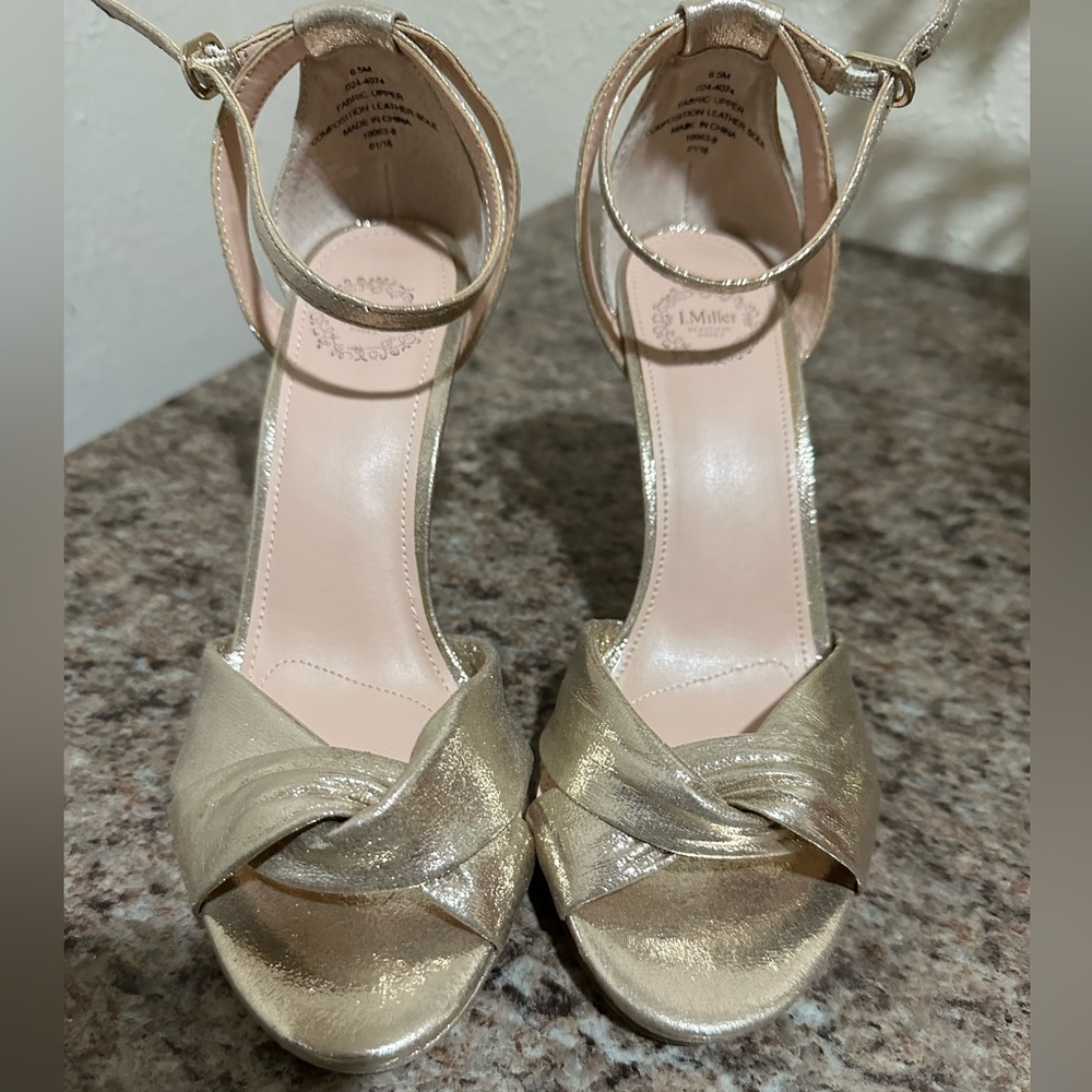 It’s a Taupe/Gold  heels beautiful